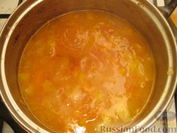 Чорба из петуха: Аккуратно заправить суп обжаренной мукой, перемешать. Проверить на соль, если нужно - досолить. Варить чорбу еще 5 минут, а затем выключить суп.