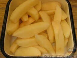 Чорба из петуха: Картофель очистить, вымыть и нарезать брусочками.