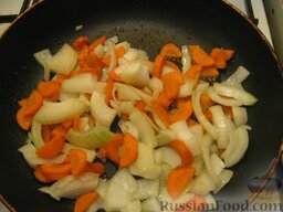 Чорба из петуха: На сковороде разогреть растительное масло. Выложить морковь и лук, обжаривать их, помешивая, на среднем огне 10-15 минут.