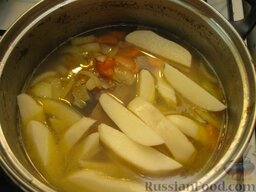 Чорба из петуха: В бульон выложить коренья и картофель. Накрыть крышкой и варить при слабом кипении 15 минут.