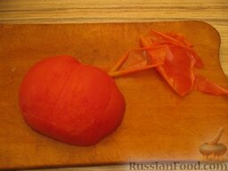 Чорба из петуха: Пока картофель варится, помидор ошпарить кипятком, снять кожицу.
