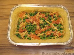 Картофельная запеканка с лососем и зеленым горошком: В середину запеканки выложить начинку.