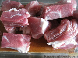 Свинина, тушенная с айвой: Мясо нарезать кубиками.