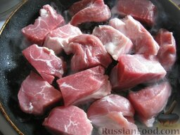 Свинина, тушенная с айвой: Разогреть сковороду, налить растительное масло. Выложить в горячее масло подготовленное мясо.