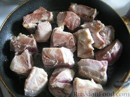 Свинина, тушенная с айвой: Мясо обжарить со всех сторон до образования румяной корочки, около 10 минут на среднем огне.