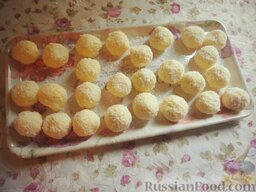 Пирог "Утренняя роса": Из полученной массы сделать небольшие шарики и обвалять их в кокосовой стружке.   Шарики убрать в морозилку на полчаса.