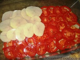 Картофельный гратен с овощами: На картофель выложить помидоры. Потом снова слой картофеля.