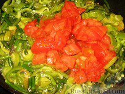 Кабачково-баклажанный мильфей с овощами: Добавить помидоры, посолить, поперчить, приправить травами. Накрыть сковороду крышкой и тушить на умеренном огне 10 минут.
