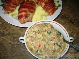 Куриные бедрышки в беконе с баклажанным соусом: Баклажанный соус подать отдельно.  Приятного аппетита!