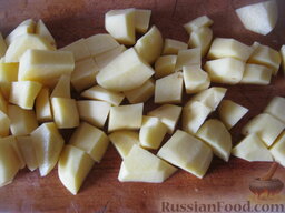 Рассольник овощной: Как приготовить рассольник овощной:    Налить в кастрюлю и вскипятить 2,5 л воды. Тем временем очистить, помыть и нарезать кубиками картофель.