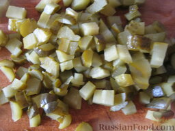 Рассольник овощной: Соленые огурцы нарезать кубиками.
