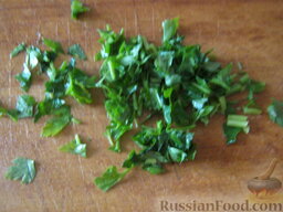 Рассольник овощной: Помыть и мелко нарезать зелень.