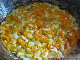 Рассольник овощной: Разогреть сковороду, налить растительное масло. В горячее масло добавить лук и морковь. Тушить, помешивая, на среднем огне 3-4 минуты.