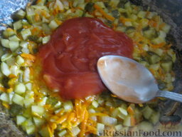 Рассольник овощной: Добавить резаные огурцы, тушить все вместе 5 минут. Затем  положить томат-пасту, перемешать. Тушить 1 минуту.