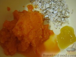 Пряный тыквенный смузи: В миску выложить тыквенное пюре, овсяные хлопья и мед.