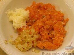 Фрикадельки из семги: Смешать рыбу, лук и картофель.