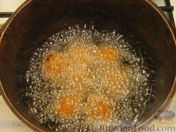Фрикадельки из семги: В казанке (или в сковороде с высокими бортами) разогреть растительное масло (достаточное количество для фритюра). Обжаривать фрикадельки в кипящем масле 5-7 минут до румяности.