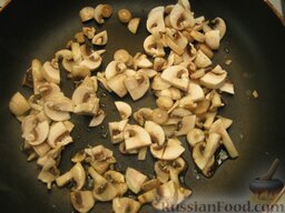 Зразы из семги с грибной начинкой: Разогреть на сковороде растительное масло (2 ст. ложки). Выложить грибы и обжарить их на среднем огне, помешивая, до готовности (10 минут).