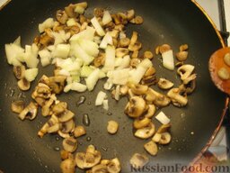 Зразы из семги с грибной начинкой: Добавить лук к грибам, жарить, помешивая, еще 5 минут. Посолить. Выключить и накрыть крышкой.