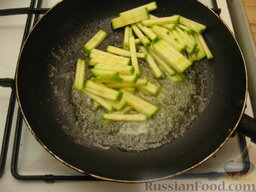 Омлет с кабачками и креветками: На сковороде растопить сливочное масло. Выложить кабачки и обжаривать их на среднем огне, помешивая, до мягкости (10 минут).