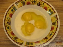 Омлет с кабачками и креветками: Смешать и слегка взбить яйца с молоком.