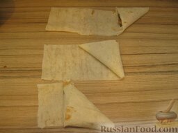 Треугольные пирожки из лаваша: 3) и снова продолжать заворачивать начинку, пока полоска лаваша не закончится.
