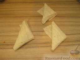 Треугольные пирожки из лаваша: Должны получиться вот такие симпатичные треугольники.