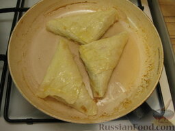 Треугольные пирожки из лаваша: На сковороде разогреть растительное масло. Выложить пирожки швом вниз. Обжаривать пирожки из лаваша на среднем огне до зарумянивания (примерно 3 минуты).