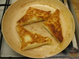 Треугольные пирожки из лаваша: Затем перевернуть и обжаривать пирожки из лаваша с другой стороны еще 3 минуты.