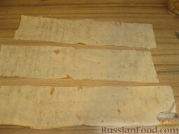 Треугольные пирожки из лаваша: Лаваш разрезать на полоски подходящей величины (у меня были полоски шириной 10 и длиной 35-40 см).