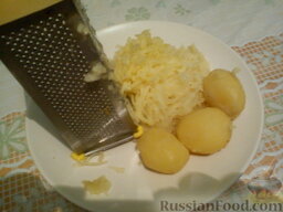 Зразы картофельные: Как приготовить картофельные зразы с начинкой:    Картошку отвариваем в мундире, остужаем, чистим и натираем на тёрке.