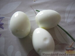 Салат "Ананас" из курицы, с орехами и сыром: Куриные яйца отварить вкрутую. Охладить и очистить.