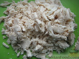 Салат "Ананас" из курицы, с орехами и сыром: Куриное мясо охладить. Нарезать кубиками или порвать руками на кусочки.