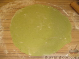 Зеленые равиоли с томатно-сырной начинкой: Тесто для равиоли тонко раскатать (толщина 2 мм).