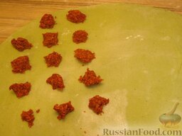 Зеленые равиоли с томатно-сырной начинкой: На половину теста на одинаковом расстоянии друг от друга выложить начинку.