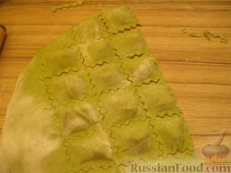 Зеленые равиоли с томатно-сырной начинкой: Разрезать тесто на квадратики.