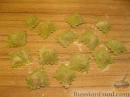 Зеленые равиоли с томатно-сырной начинкой: Разъединить их и слегка подсушить.