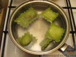 Зеленые равиоли с томатно-сырной начинкой: Вскипятить воду. В кипяток опустить равиоли. Варить равиоли с сыром и томатом 7-10 минут.