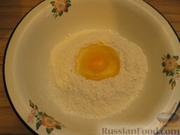 Зеленые равиоли с томатно-сырной начинкой: Муку просеять, добавить яйцо.