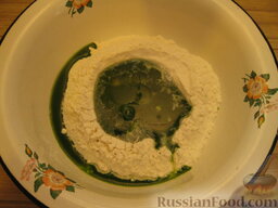Зеленые равиоли с томатно-сырной начинкой: Влить отваренный шпинат, добавить масло.