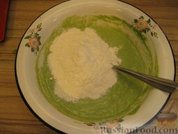 Зеленые равиоли с томатно-сырной начинкой: Перемешать. Добавить остальную муку и соль.