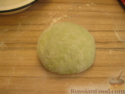 Зеленые равиоли с томатно-сырной начинкой: Замесить тесто. Оставить тесто для равиоли на 30 минут.