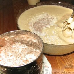 Шоколадный кекс: Смешиваем сухие ингредиенты - муку и какао. Просеиваем их в яично-сметанную массу.