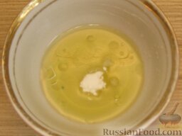 Салат с креветками и чечевицей: Приготовить заправку: смешать оливковое масло, лимонный сок и соль.