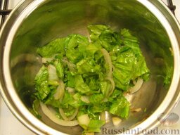 Крем-суп из зеленого горошка: Добавить салат к луку и чесноку. Перемешать и жарить еще 2-3 минуты.