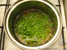 Крем-суп из зеленого горошка: Добавить горошек. Налить воды так, чтобы она только покрывала овощи. Посолить. Варить суп-крем из зеленого горошка 20-30 минут.