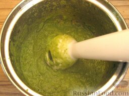 Крем-суп из зеленого горошка: Пюрировать суп. Чем мощнее будет блендер, тем нежнее получится суп, так как слабым блендером не получится измельчить зеленый горошек в однородное пюре.
