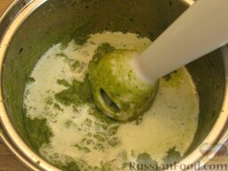 Крем-суп из зеленого горошка: Добавить сливки и еще раз взбить крем-суп из горошка.