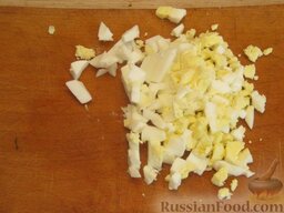 Салат с креветками и свежими огурцами: Яйца отварить вкрутую (10 минут), охладить, очистить и мелко нарезать.