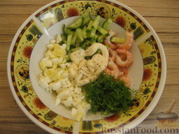 Салат с креветками и свежими огурцами: Смешать все ингредиенты.  Добавить в салат с креветками и огурцами майонез, посолить, поперчить по вкусу, перемешать.